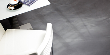 Grauer Bodenbelag mit Tisch und Stuhl